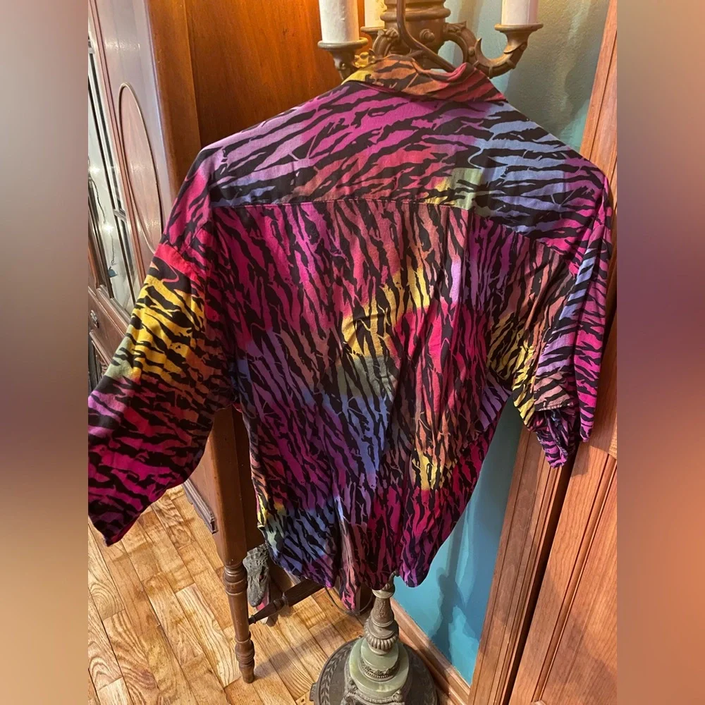 Retro Tiger Print Button-Up Shirt - Picture 5 of 8